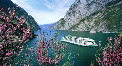 What is the best month for Yangtze River cruise?