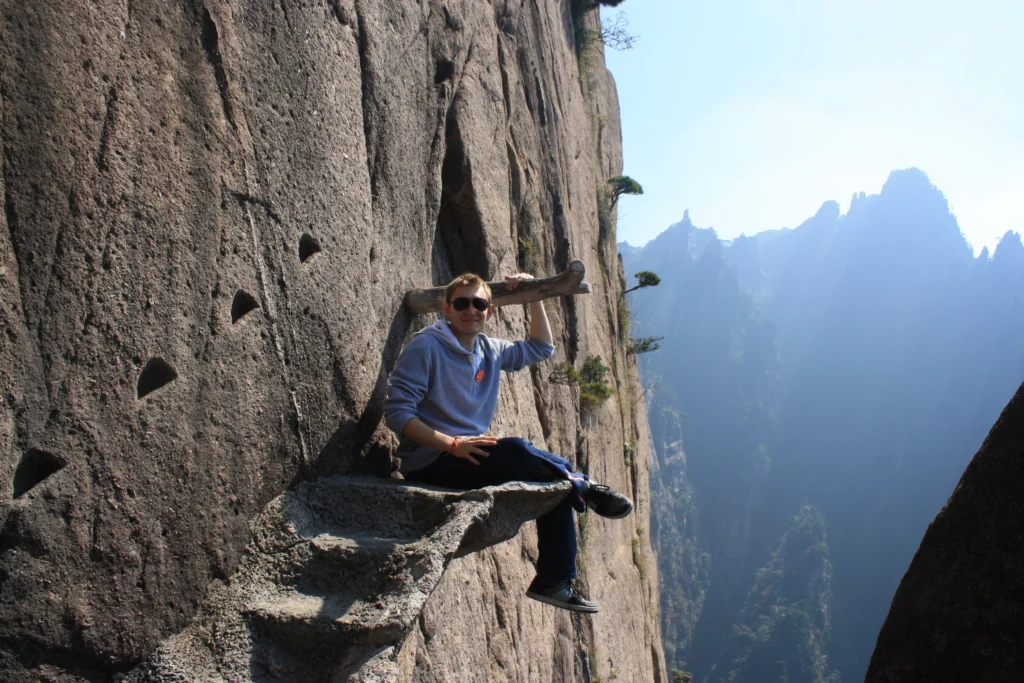 How long does it take to climb Huangshan?
