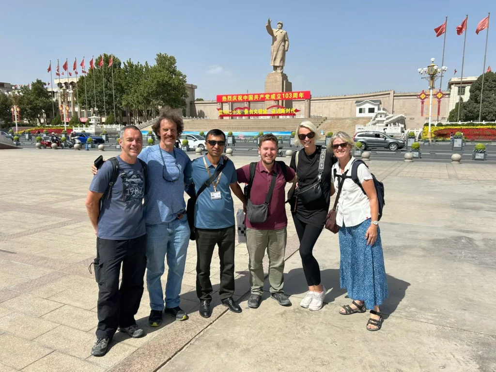 What's a good city to visit in Xinjiang province?