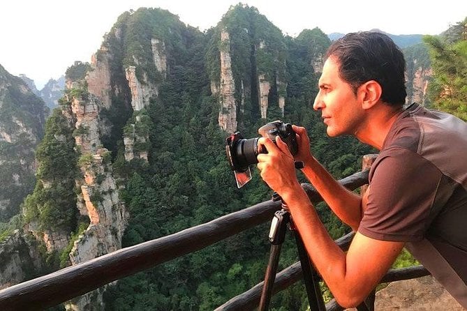 Photographer captures sunrise at Yuanjiajie Scenic Area in Zhangjiajie