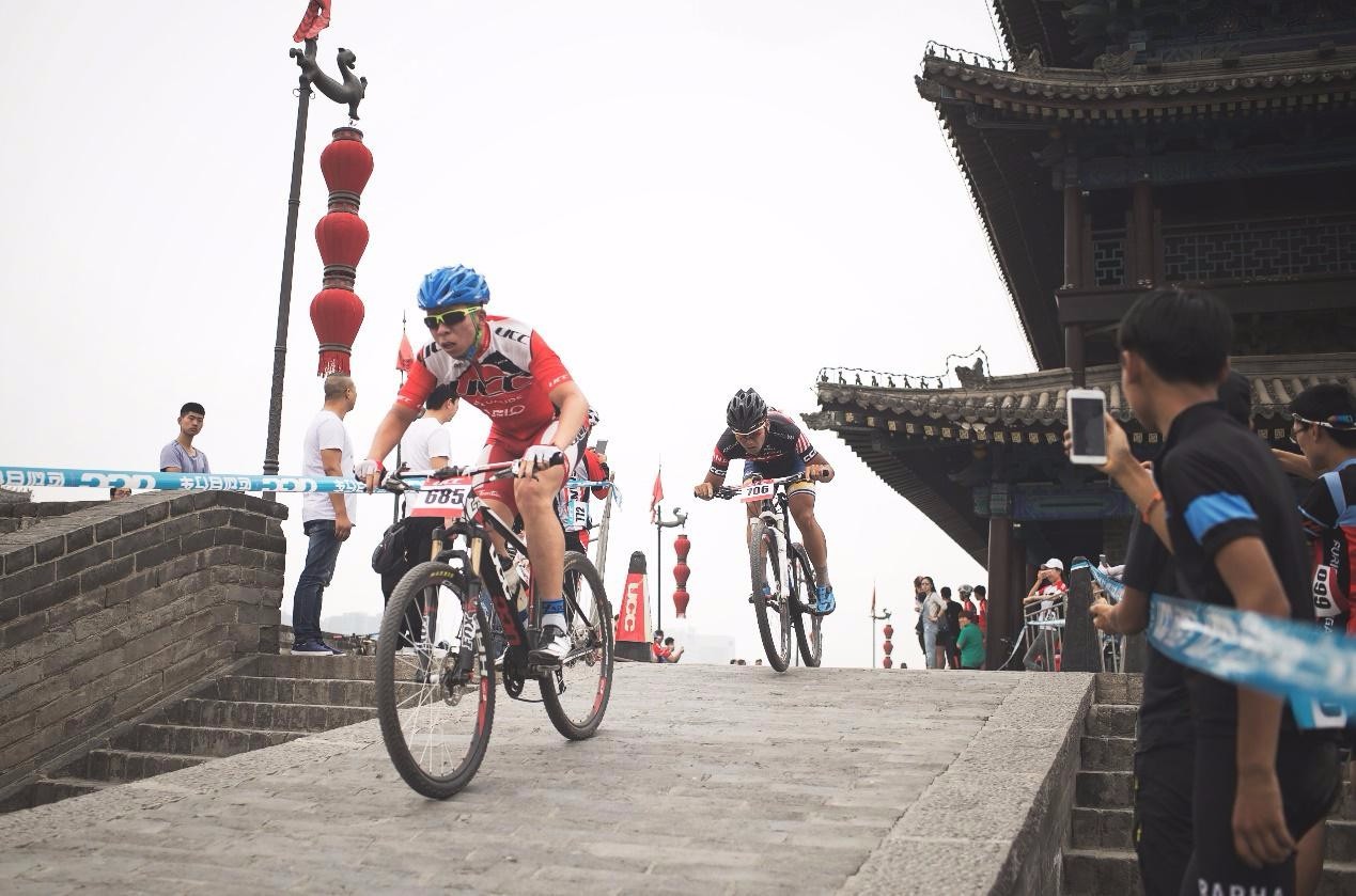 Cycling along the top of Xi’an Ancient City Wall at sunset
