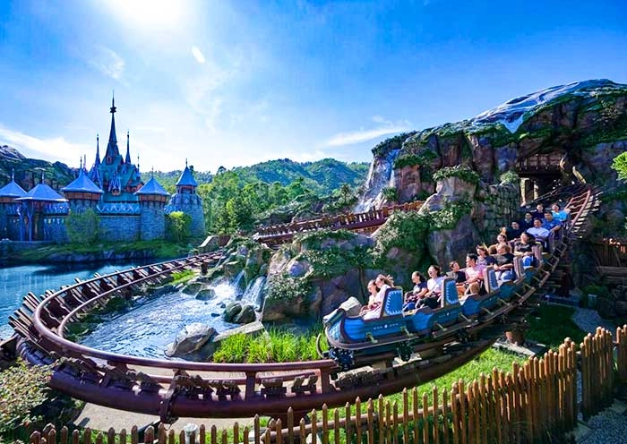 One Day Hong Kong Disneyland Tour: Family Vacation in HK (Tickets & Round-Trip Transfer Included)