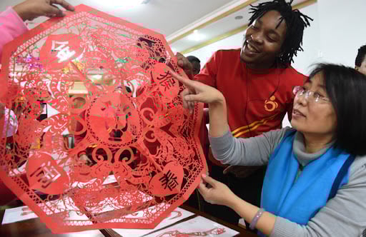 Paper-cutting experience for foreigners