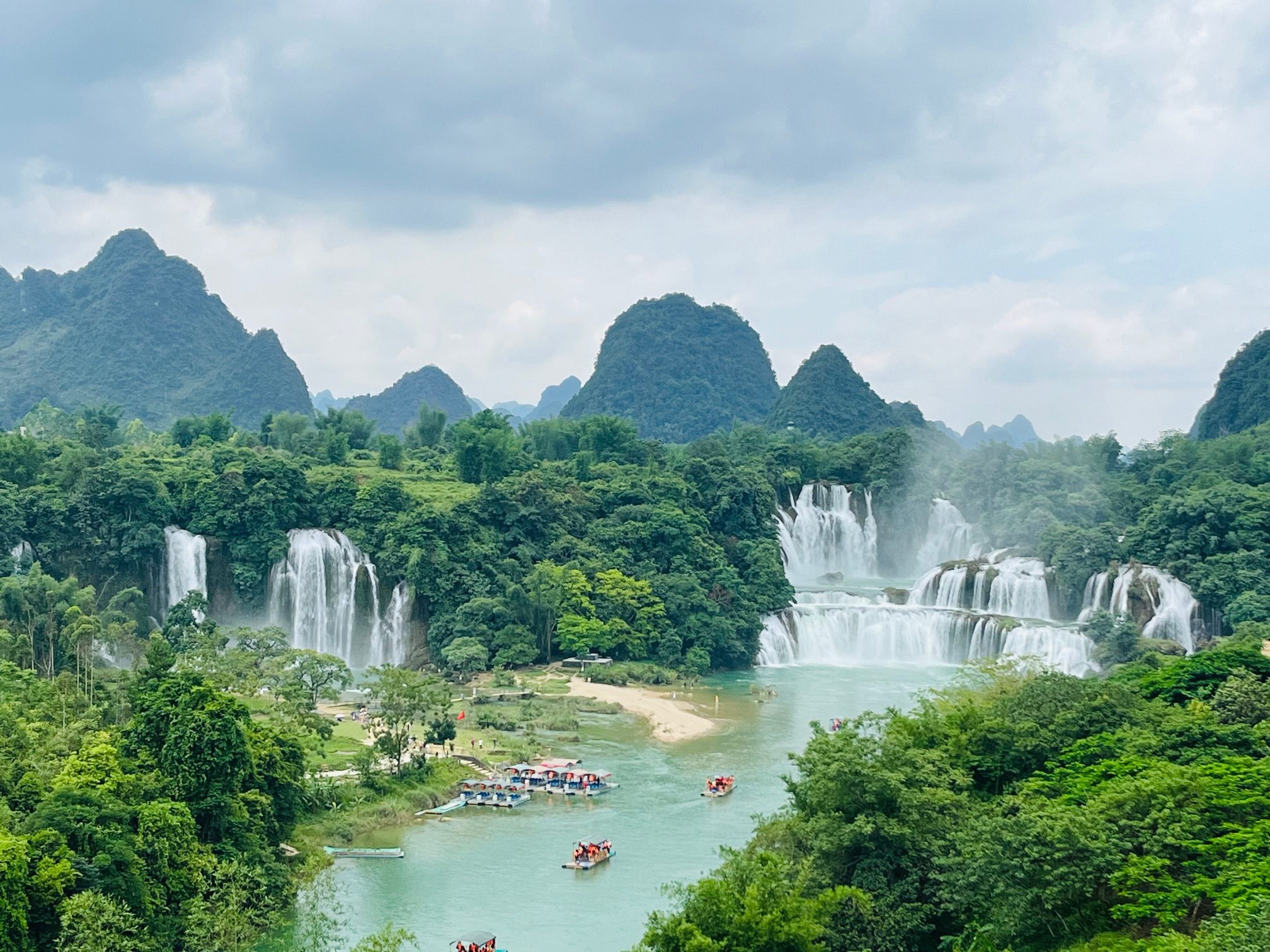 Detian Waterfall in different seasons