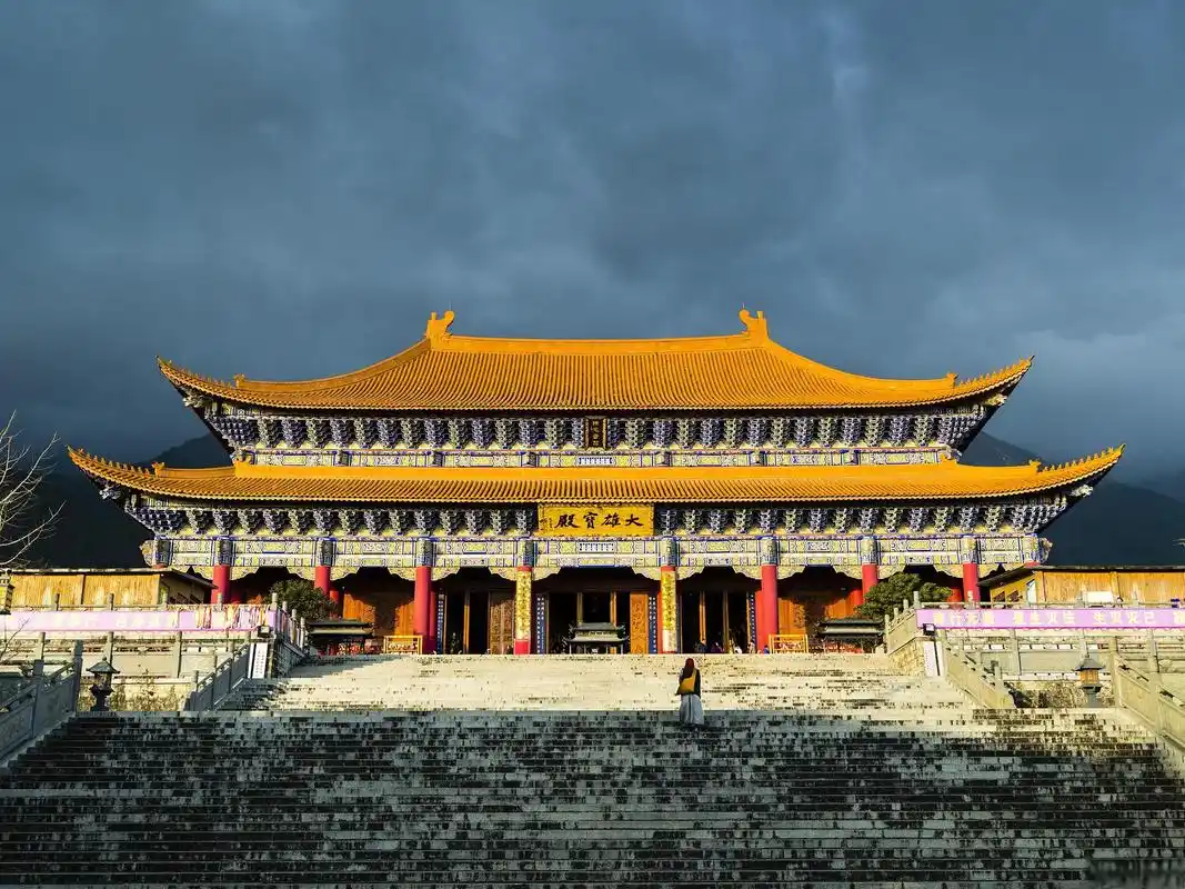 Ancient Buddhist carvings on Feilai Peak cliff face — 470 carvings spanning 1,000 years